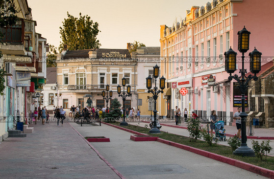 Крым, Феодосия. Пешеходная улица Земская (2019 год). Редакционное фото, фотограф Павел Сапожников / Фотобанк Лори