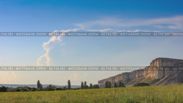 Крымская достопримечательность - Белая скала и красивое движение облаков над этой местностью, Крым, Россия. 4K, таймлапс (2021 год). Стоковое видео, видеограф photoff / Фотобанк Лори