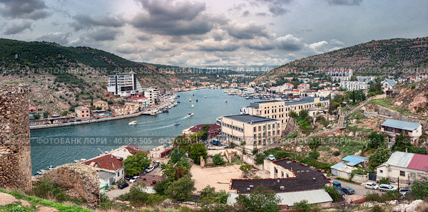 Крымский полуостров, бухта Балаклава, Горный ландшафт, морская пристань, курортная зона (2018 год). Редакционное фото, фотограф виктор химич / Фотобанк Лори