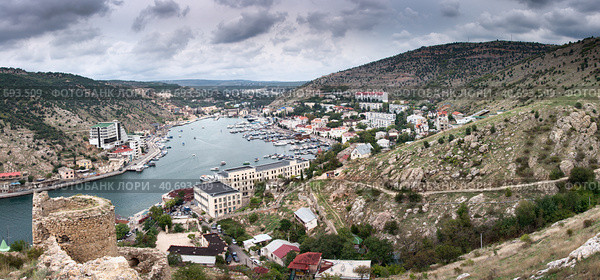 Крымский полуостров, бухта Балаклава, Горный ландшафт, морская пристань, курортная зона (2018 год). Редакционное фото, фотограф виктор химич / Фотобанк Лори