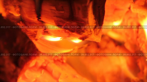 Крыпный план раскаленных углей. Стоковое видео, видеограф Цыбин Вадим / Фотобанк Лори