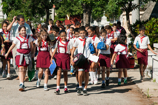 Куба. Гавана. Кубинские школьники. Дети в пионерских галстуках. Cuba. Havana. Cuban schoolchildren. Children in pioneer ties. (2014 год). Редакционное фото, фотограф Алексей Смышляев / Фотобанк Лори