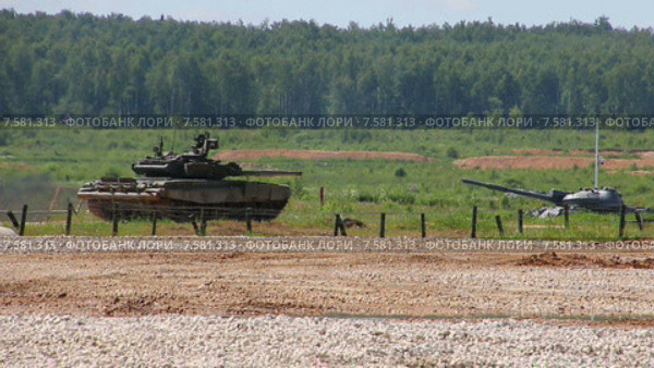 Кубинка. Парк "Патриот". Международный военно-технический форум Армия-2015. Танк Т-80У во время стрельбы. Редакционное видео, видеограф Мальцев Артур / Фотобанк Лори