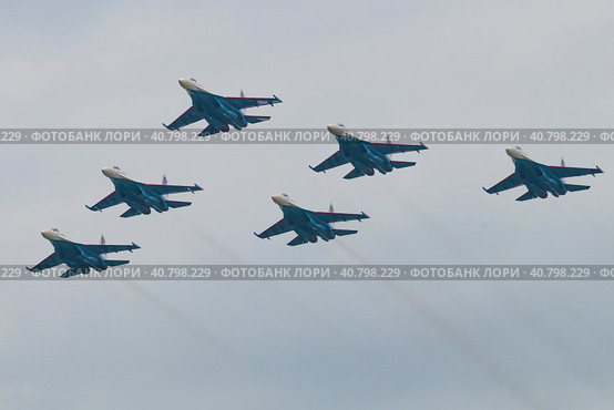 KUBINKA, RUSSIA - AUGUST 20, 2022: Aerobatic group "Russian vityazi" perform demonstration flight on the international military-technical forum Army-2022. Kubinka, Moscow region. Редакционное фото, фотограф Виктор Карасев / Фотобанк Лори