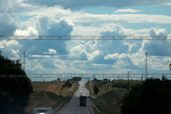 Кучевые облака над трассой М3 "Украина" (2024 год). Редакционное фото, фотограф Дмитрий Неумоин / Фотобанк Лори