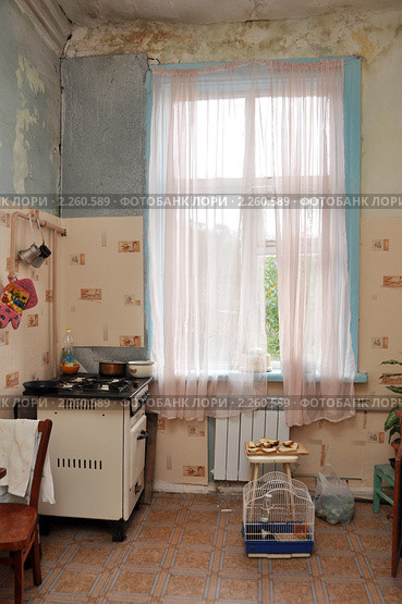Кухня в бараке, где протекает крыша (2010 год). Стоковое фото, фотограф Анна Мартынова / Фотобанк Лори