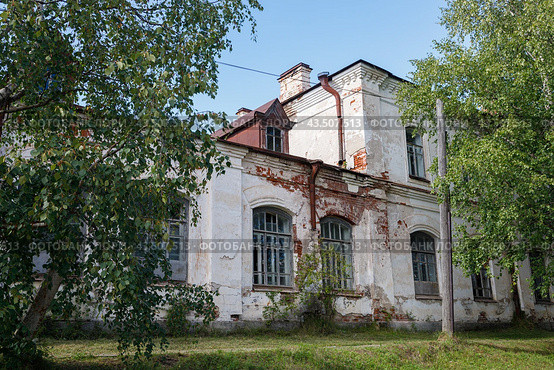 Купеческий особняк "Белая школа". Пинега, Архангельская область (2022 год). Стоковое фото, фотограф Николай Гернет / Фотобанк Лори