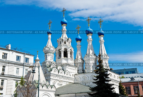 Купола Храма Рождества Пресвятой Богородицы в Путинках. Малая Дмитровка. Москва. Россия (2024 год). Редакционное фото, фотограф E. O. / Фотобанк Лори