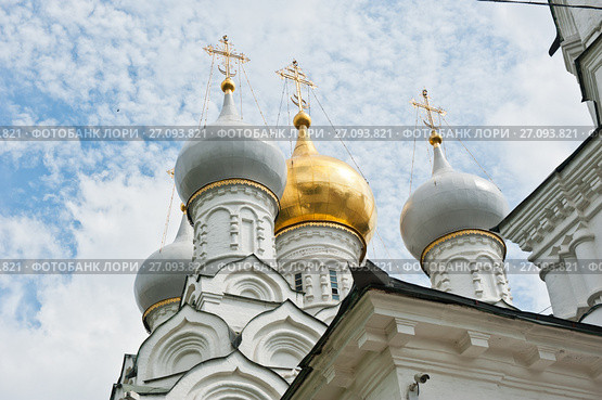 Купола храма Святителя Николая в Пыжах летом. Москва (2017 год). Редакционное фото, фотограф E. O. / Фотобанк Лори