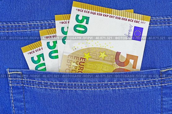 Купюры евро в кармане джинсов. Euro banknotes in blue jeans back pocket. Стоковое фото, фотограф Татьяна Д / Фотобанк Лори