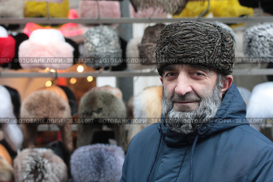 Курбан из Дагестана продаёт головные уборы на Измайловском Вернисаже (2022 год). Редакционное фото, фотограф Дмитрий Неумоин / Фотобанк Лори