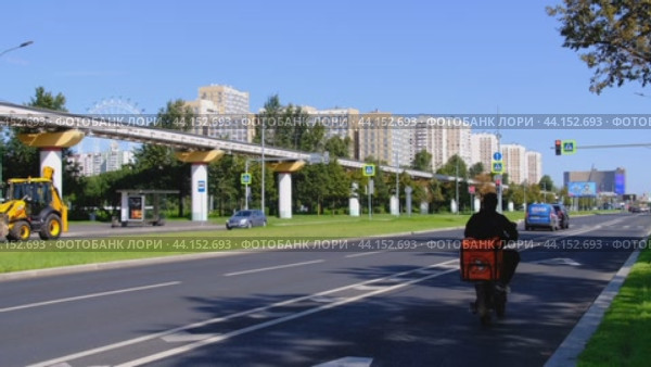 Курьер доставщик трактор едут по улице Академика Королёва в Останкино Москва (2024 год). Редакционное видео, видеограф MК / Фотобанк Лори