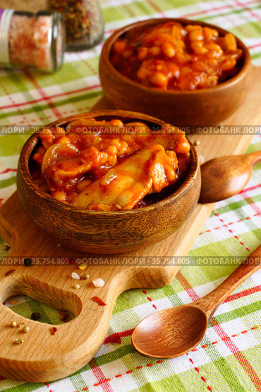 Куриное филе с фасолью. Две деревянные миски с курицей, тушенной в томатном соусе. Сервировка блюда. Стоковое фото, фотограф ирина реброва / Фотобанк Лори