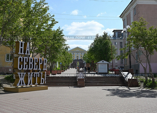 Курортный бульвар в городе Кировск Мурманской области (2023 год). Редакционное фото, фотограф Алексей Кузнецов / Фотобанк Лори