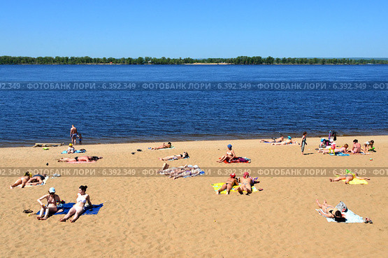 Курортный сезон в Самаре, люди загорают на песчаном пляже на берегу Волги (2014 год). Редакционное фото, фотограф Анна Мартынова / Фотобанк Лори