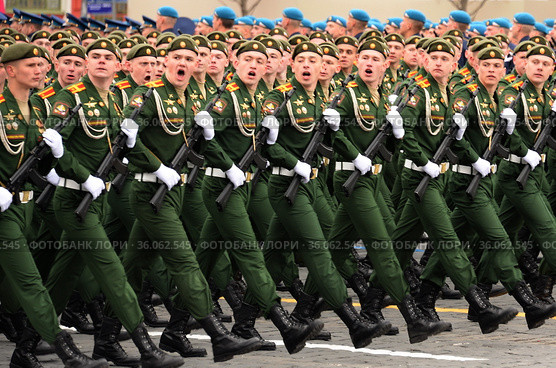 Курсанты Военного университета Министерства Обороны Российской Федерации во время парада на Красной площади в честь Дня Победы (2021 год). Редакционное фото, фотограф Free Wind / Фотобанк Лори