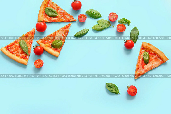 Кусочки вкусной пиццы маргарита на голубом фоне. Стоковое фото, фотограф Pixel_shot / Фотобанк Лори