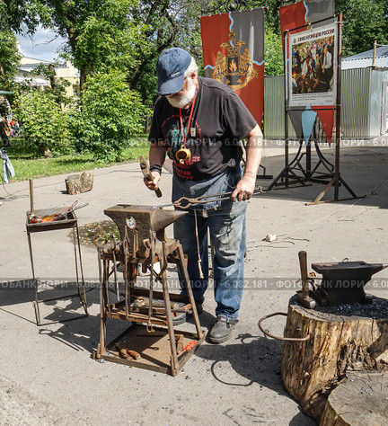 Кузнец  на ВДНХ (2014 год). Редакционное фото, фотограф Виктор Тараканов / Фотобанк Лори