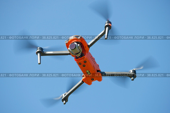 Квадрокоптер Autel Robotics EVO II завис над головой в голубом безоблачном небе (2021 год). Редакционное фото, фотограф Виктор Карасев / Фотобанк Лори