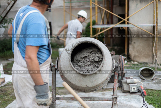 Labore worker operating concrete cement mixer at construction site. Стоковое фото, фотограф Matej Kastelic / Фотобанк Лори