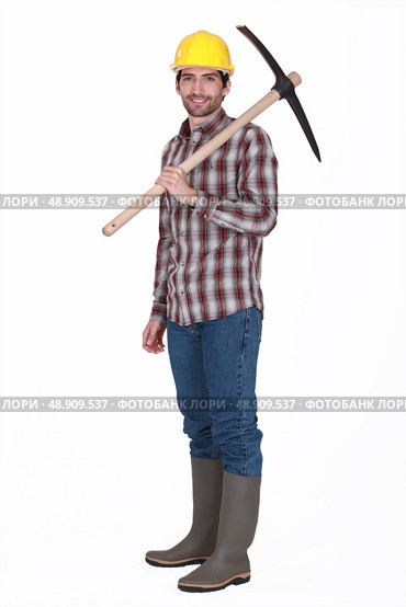 Labourer carrying a pickaxe. Стоковое фото, агентство Ingram Publishing / Фотобанк Лори