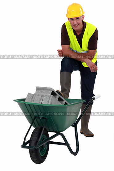 Labourer transporting concrete blocks. Стоковое фото, агентство Ingram Publishing / Фотобанк Лори