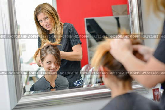 Lady having hair styled in hairdressers. Стоковое фото, агентство Ingram Publishing / Фотобанк Лори