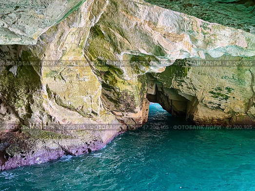 Лагуна с голубой морской водой, вид из грота в скале. Стоковое фото, фотограф Pixel_shot / Фотобанк Лори