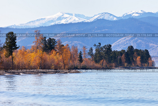Lake Baikal on a sunny September day. View from the water on the snow-capped mountain range Khamar-Daban. Стоковое фото, фотограф Виктория Катьянова / Фотобанк Лори