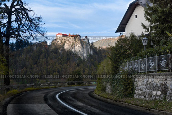 Lake Bled in the Alpine mountains in autumn under blue sky. Стоковое фото, агентство Ingram Publishing / Фотобанк Лори
