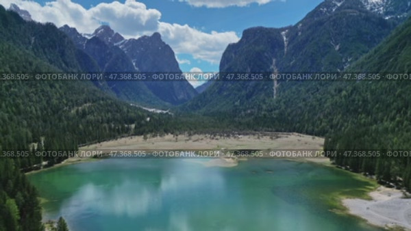 Lake Lago di Dobbiaco in Dolomites. Стоковое видео, видеограф Михаил Коханчиков / Фотобанк Лори