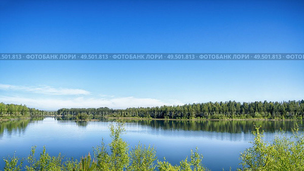 Lake scene with vibrant colors in green and blue in the summertime. Стоковое фото, агентство Ingram Publishing / Фотобанк Лори