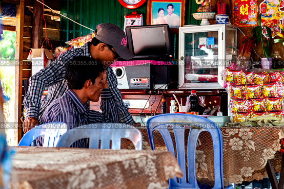 Lakeside Conversation at Home on Tonle Sap Lake in Cambodia (2014 год). Редакционное фото, фотограф Aleksandr Golubev / Фотобанк Лори