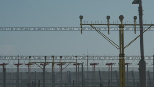 Landing beacon and landing lights blinking. Стоковое видео, видеограф Михаил Коханчиков / Фотобанк Лори