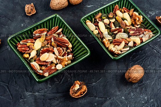 Large assortment of nuts. Pistachios, cashews, walnuts and peanuts in bowl. Superfood.. Assortment of nuts in bowls. Стоковое фото, агентство Ingram Publishing / Фотобанк Лори