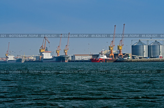 Large cargo ship docked in port. Стоковое фото, агентство Ingram Publishing / Фотобанк Лори