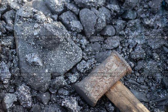 Large sledgehammer for breaking large pieces of coal, mineral fuel for home stoves and boilers. Heating country houses. Стоковое фото, фотограф Коханова Наталья / Фотобанк Лори