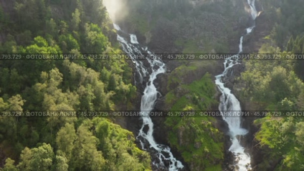 Latefossen is one of the most visited waterfalls in Norway and is located near Skare and Odda in the region Hordaland, Norway. Consists of two separate streams flowing down from the lake Lotevatnet. (2019 год). Стоковое видео, видеограф Андрей Армягов / Фотобанк Лори