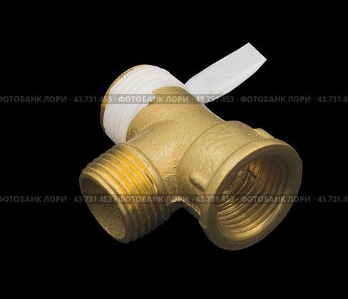 Латунный фитинг для поворота и соединения труб в сантехнике. Brass fitting for plumbing. Стоковое фото, фотограф Татьяна Д / Фотобанк Лори