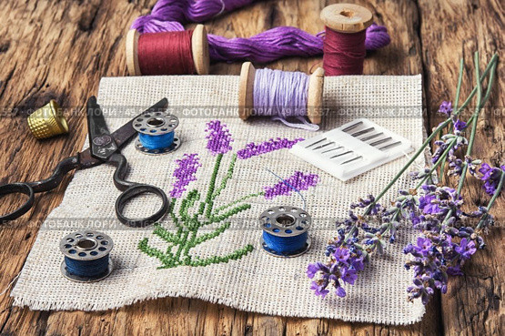 Lavender bouquet embroidery. Embroidery bouquet of lavender and tools of needlework. Стоковое фото, агентство Ingram Publishing / Фотобанк Лори