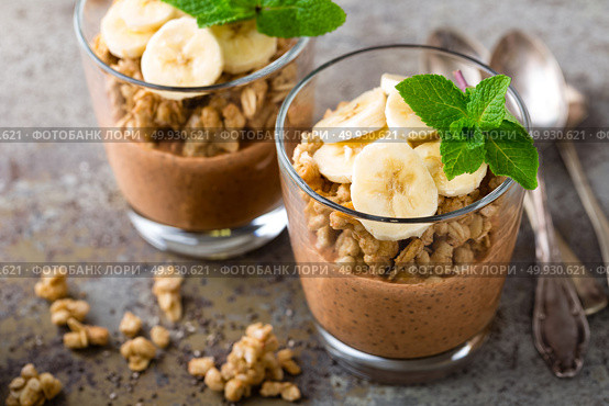 Layered chocolate chia pudding parfait with banana, granola and yogurt, dessert. Стоковое фото, агентство Ingram Publishing / Фотобанк Лори