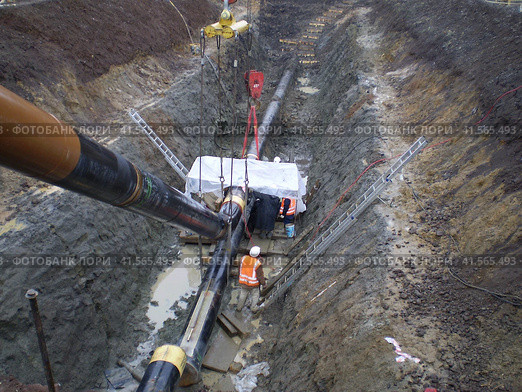 Laying of the gas pipeline in a ditch. Installation works. Стоковое фото, фотограф Леонид Еремейчук / Фотобанк Лори