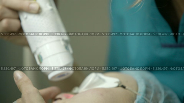 Лазерная терапия в косметологическом кабинете. Стоковое видео, видеограф Данил Руденко / Фотобанк Лори