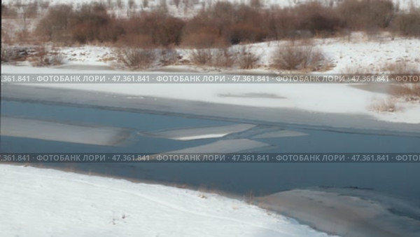 Льдины плывущие по реке Сороть. Стоковое видео, видеограф Nanaccept / Фотобанк Лори