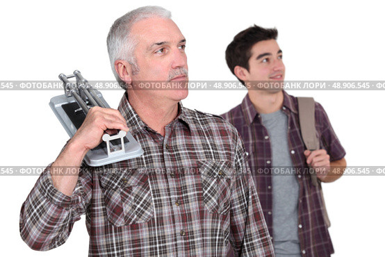 Learning with experienced tiler. Стоковое фото, агентство Ingram Publishing / Фотобанк Лори
