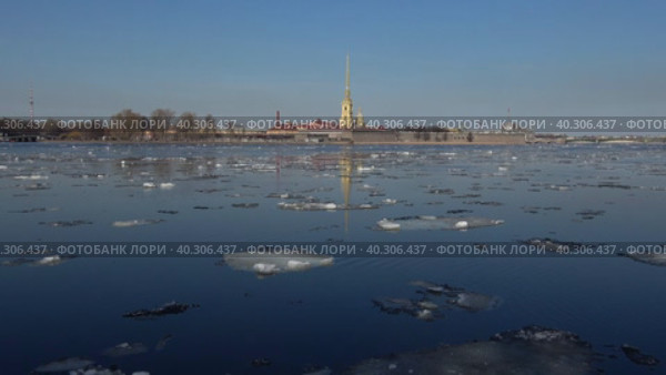 Ледоход на Неве с видом на Петропавловскую крепость. Апрель в Санкт-Петербурге (2023 год). Стоковое видео, видеограф Виктор Карасев / Фотобанк Лори