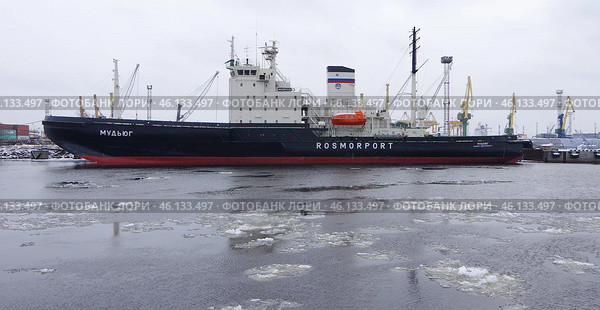 Ледокол "Мудьюг", Морской канал, Большой порт Санкт-Петербург (2020 год). Редакционное фото, фотограф Алексей Иванов / Фотобанк Лори