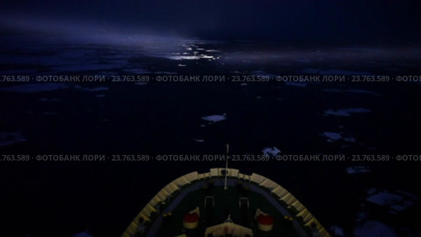 Ледокол плывет сквозь льды ночью. Стоковое видео, видеограф Vladimir / Фотобанк Лори