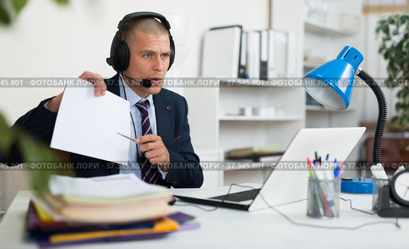 Legal counsel consulting his client via video call. Стоковое фото, фотограф Яков Филимонов / Фотобанк Лори