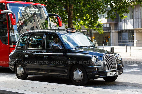 Legendary London taxi cab and red bus on the streets of London (2017 год). Редакционное фото, фотограф Ирина Мойсеева / Фотобанк Лори